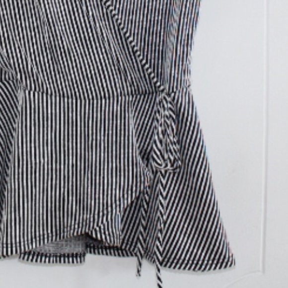 NWOT Black and White stripe short sleev wrap top - Picture 4 of 11